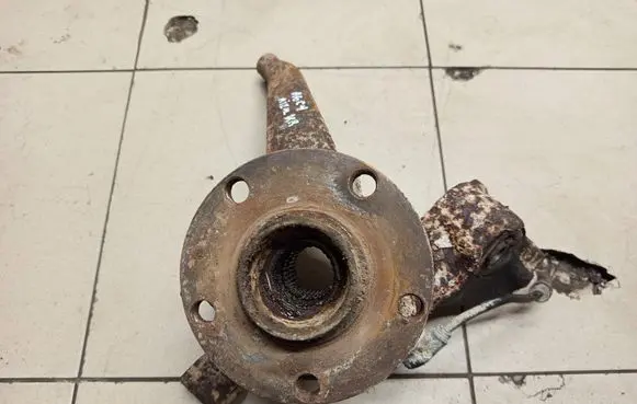 Audi A6 S6 C4 4A Rear wheel hub spindle/knuckle 