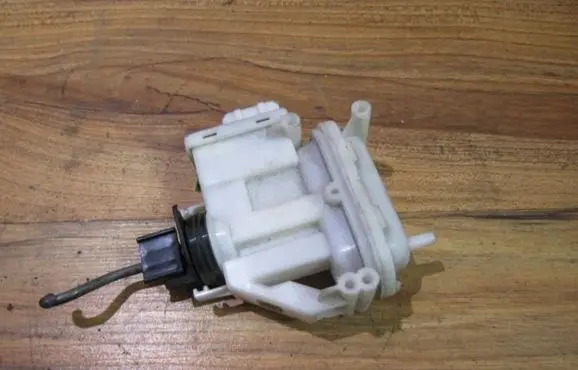 Volkswagen PASSAT B3 Central locking vacuum pump 357862153b