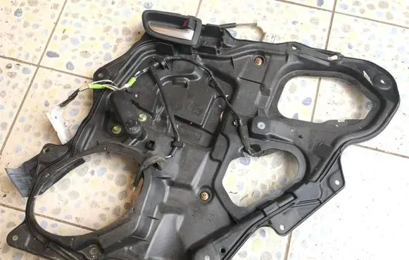 Rear door manual window regulator