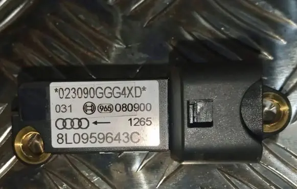 Audi A3 S3 8L Airbag deployment crash/impact sensor 8L0959643C 023090GGG4XD 080900