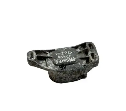 Volkswagen PASSAT B5.5 Engine mounting bracket 8117300114