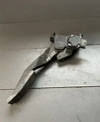 Accelerator throttle pedal