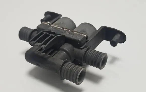BMW 5 E60 E61 Coolant heater control valve 6906652 021216 1147412