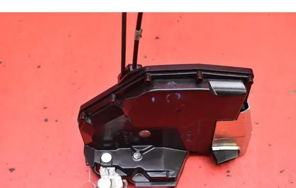Suzuki Swift I Front door lock 