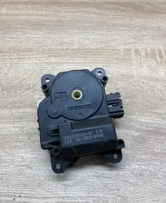 Mazda 3 I Air flap motor/actuator 8610000990 HB601BN8V