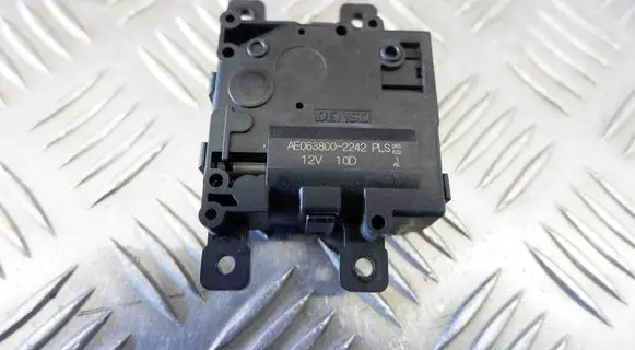 Toyota Yaris XP210 A/C air flow flap actuator/motor 0638002242