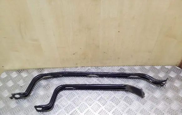 Fuel tank mounting bracket