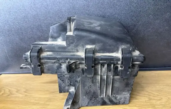 Volvo XC70 Air filter box 8683290