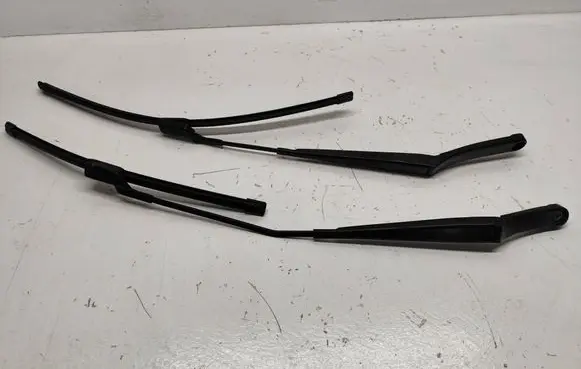 Volkswagen Golf V Front wiper blade arm 1Q1955409