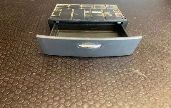 KIA Sorento Glove box 845703E000