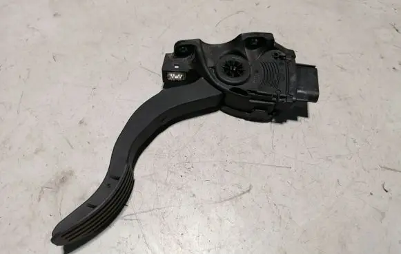 Volvo S60 Accelerator throttle pedal 31329058