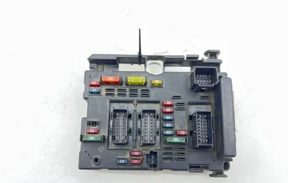 Peugeot 406 Fuse module 9650664080