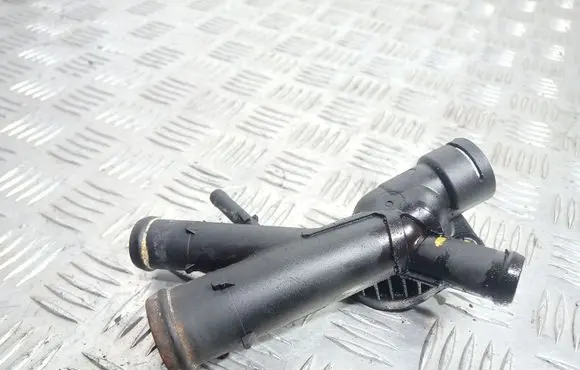 Volkswagen PASSAT B7 Engine coolant pipe/hose 03L121131