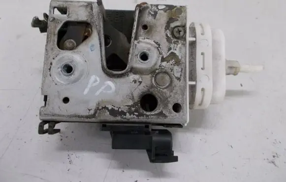 Audi A4 S4 B5 8D Front door lock 