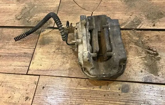Volkswagen Touareg I Front brake caliper