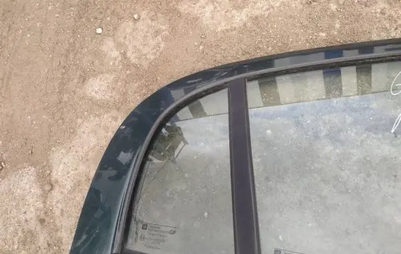 Rear vent window glass