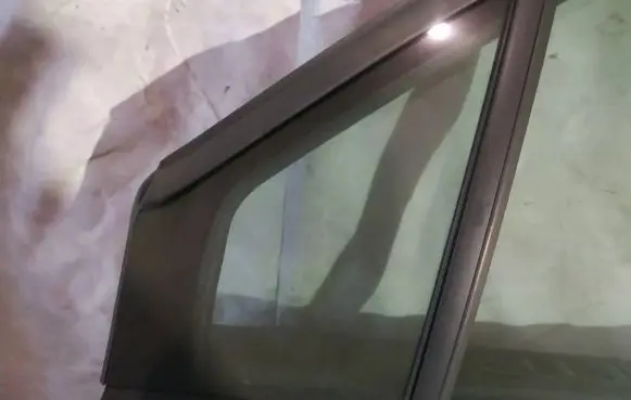 Peugeot 807 Front door vent window glass four-door 