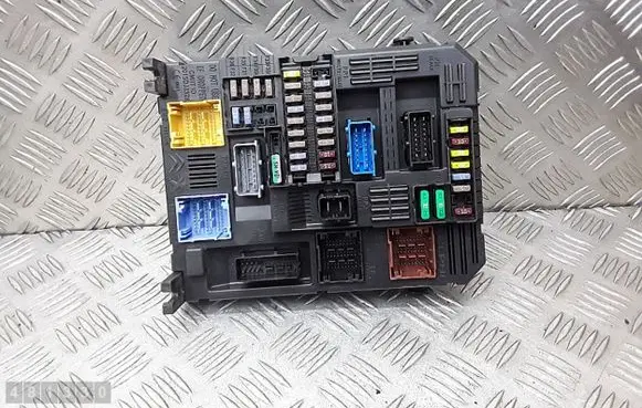 Opel Mokka B Fuse module 9832881080