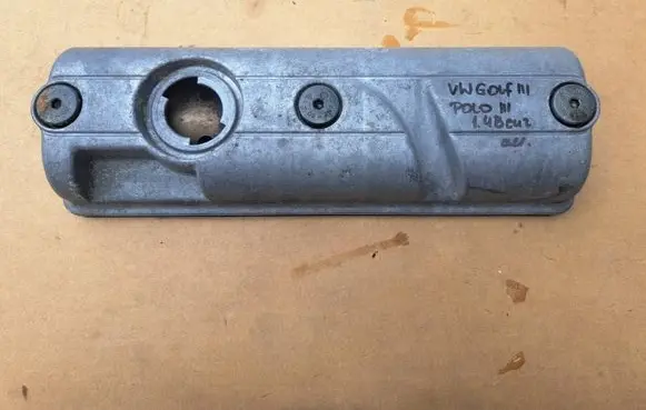 Volkswagen Golf III Rocker cam cover 030103475M