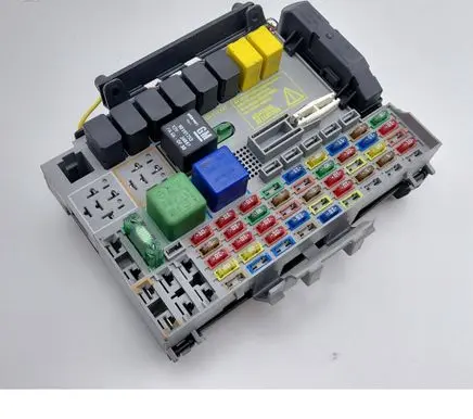 Opel Zafira A Fuse box set 24412497