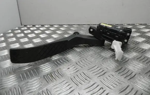 Volkswagen Touareg II Accelerator throttle pedal 7L0723507E T3073