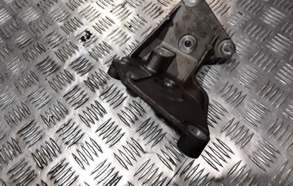 Nissan Qashqai Engine mounting bracket