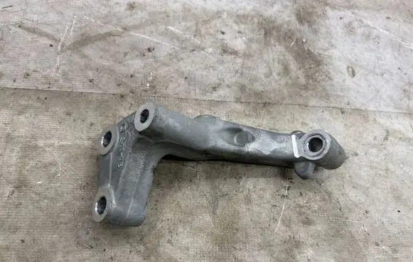 Peugeot 308 Engine mount bracket