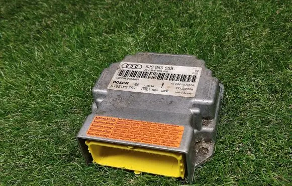 Audi TT TTS Mk2 Airbag control unit/module 8J0959655 0285001795