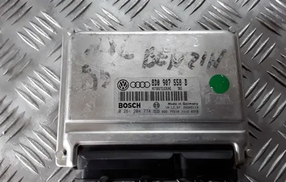 Volkswagen PASSAT B3 Engine control unit/module 8D0907558B 0261204774 26SA5119