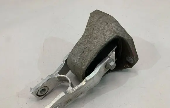 Volvo XC90 Engine mount bracket 31480564
