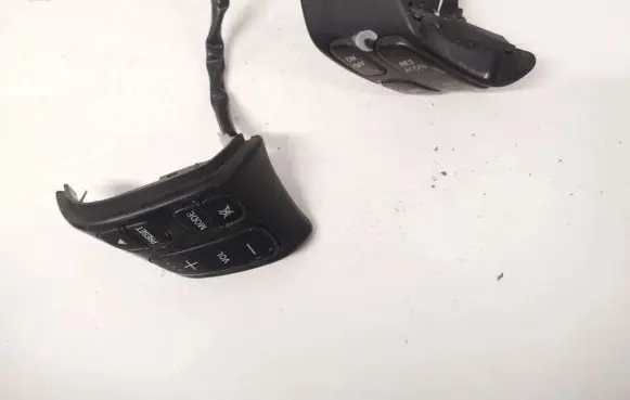 Steering wheel buttons/switches