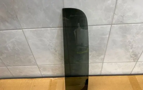 Volkswagen Amarok Rear vent window glass 