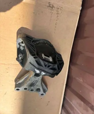 Peugeot 208 I Engine mount bracket 9676771080