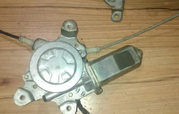 Nissan Primera Front door window regulator motor