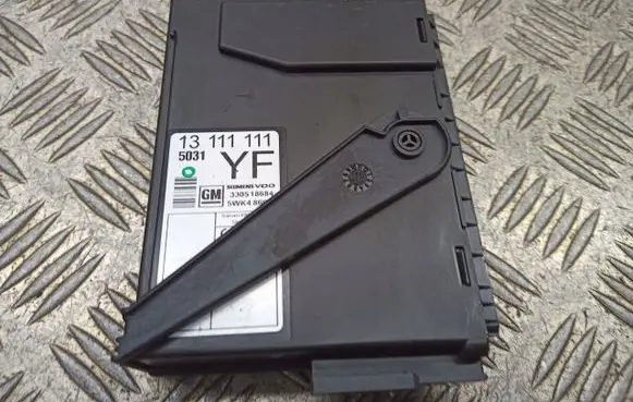 Opel Corsa C Central body control module 13111111