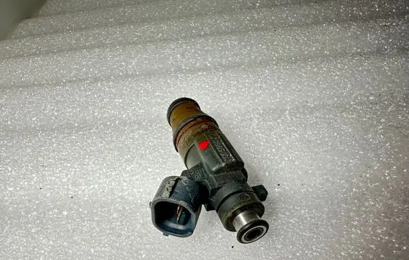 Audi A8 S8 D2 4D Fuel injector 07D906031