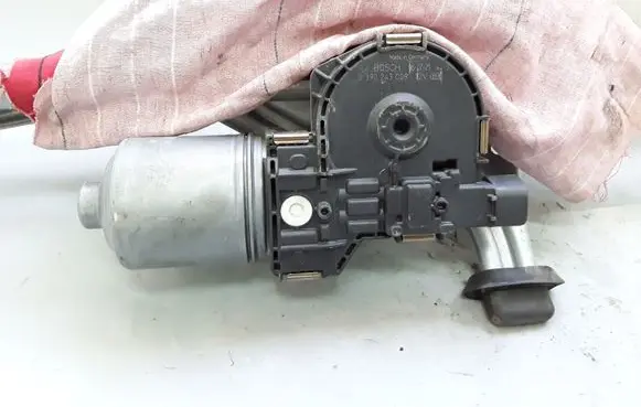 Opel Meriva B Wiper motor 0390243009