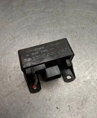 Mercedes-Benz C W203 Glow plug pre-heat relay 