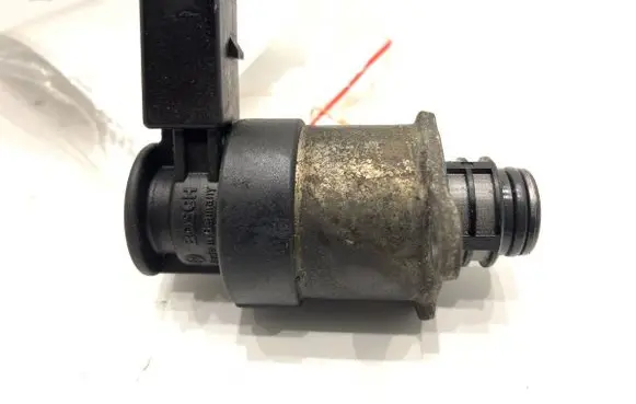 Volkswagen PASSAT B7 Fuel pressure regulator 0928400768