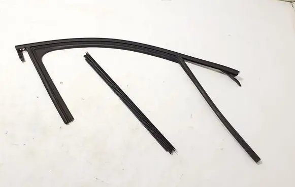 Renault Arkana Front door rubber seal 803302016R