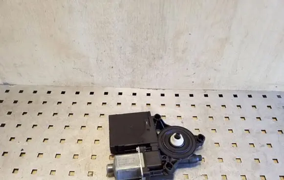 Volkswagen PASSAT B7 Front door window regulator motor 3C0959793C 988705320 0130822451