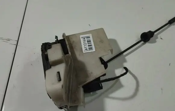 Volkswagen Polo IV 9N3 Rear door lock 25101D6