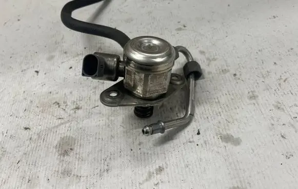 Mercedes-Benz B W246 W242 Fuel injection high pressure pump 0261520212