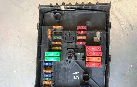 Volkswagen Touran I Fuse module 1K0937821C L1T000033 1T1937535T