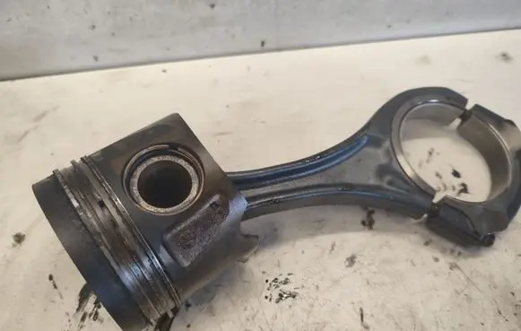 Mercedes-Benz ML W164 Piston with connecting rod