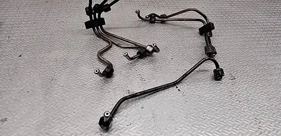 Volvo XC90 Fuel injector supply line/pipe 
