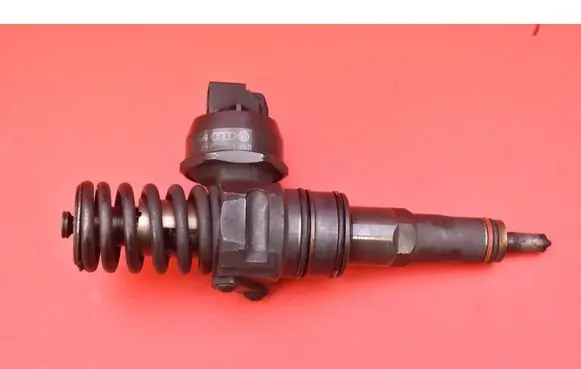 Volkswagen Golf IV Fuel injector 038130073AS