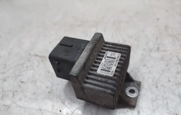 Opel Movano B Glow plug pre-heat relay 110678071R