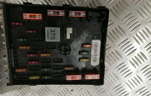 Volkswagen PASSAT B7 Fuse module 3C0937125