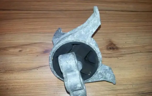Opel Zafira A Engine mount bracket 90575772